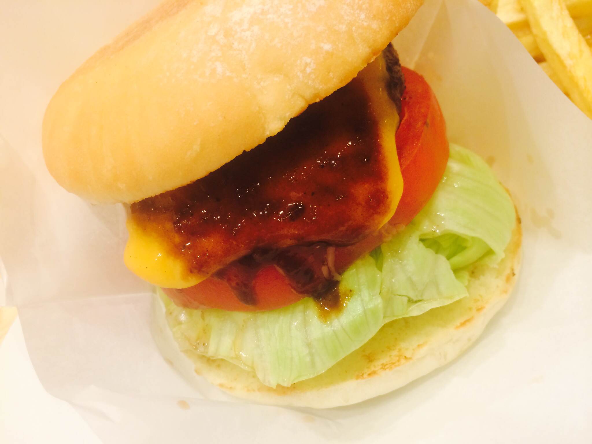 【名駅/大名古屋ビルヂング】ボリューム満点！肉の存在感に圧倒されるハンバーガー