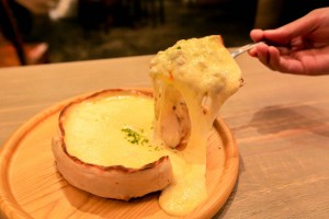 名駅｜五感のすべてでチーズを楽しめる！シカゴピザからラクレット、食べ放題までチーズまみれなチーズ専門店