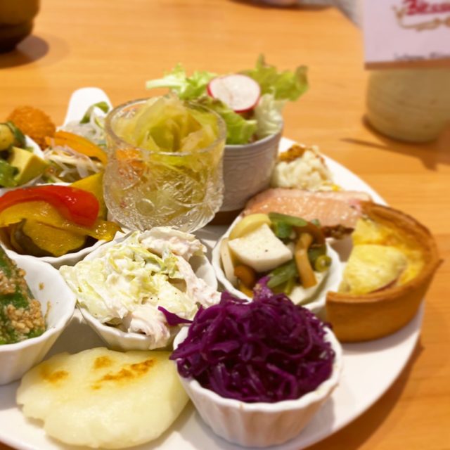 名古屋大学｜シェフのこだわりがつまったデリがもりだくさん。野菜たっぷり豪華な前菜の盛り合わせランチが楽しめる洋食カフェ