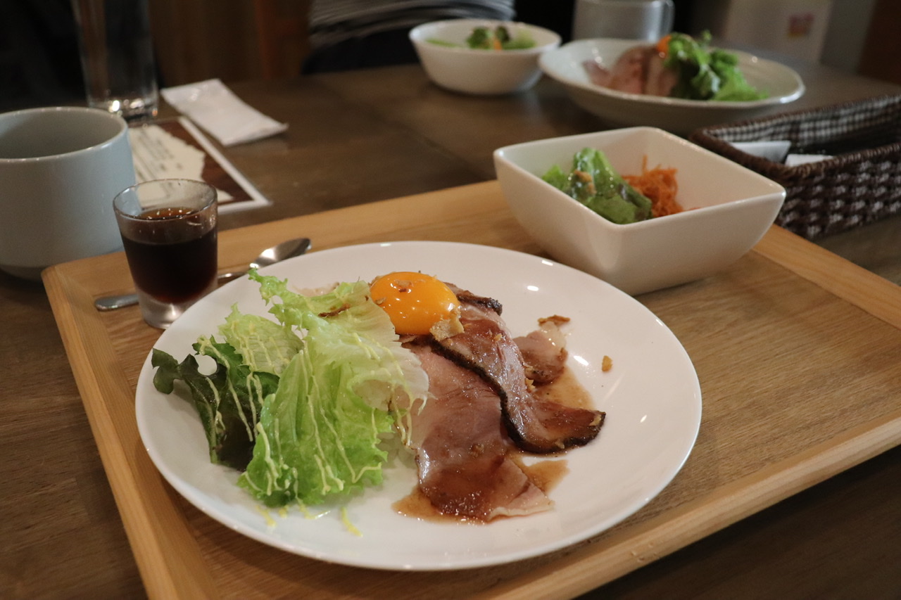 高岳｜黒豚ローストポーク丼が美味しい！おしゃれな雰囲気のカフェバーでいただくランチ
