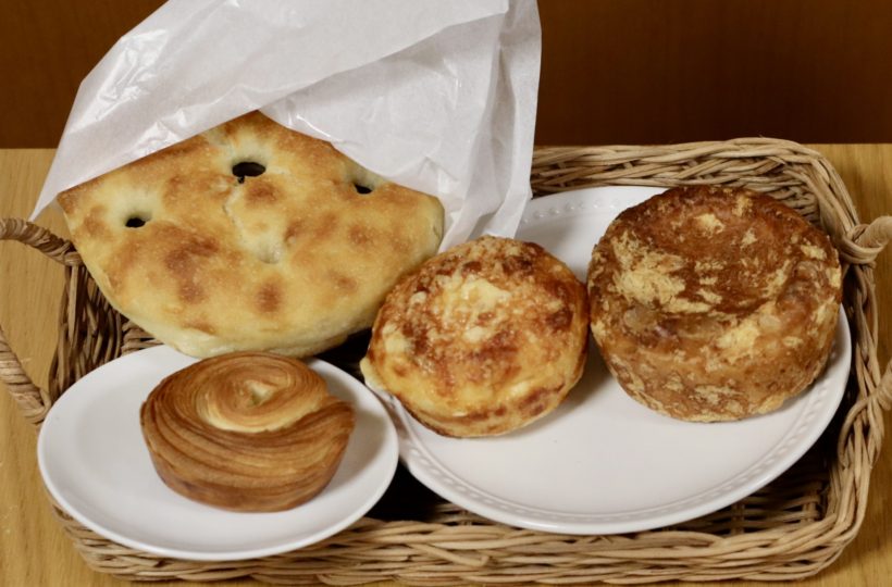 黄金｜種類豊富な鍋焼き丸型パンが大人気。海外のような運河沿いのおしゃれベーカリーカフェ