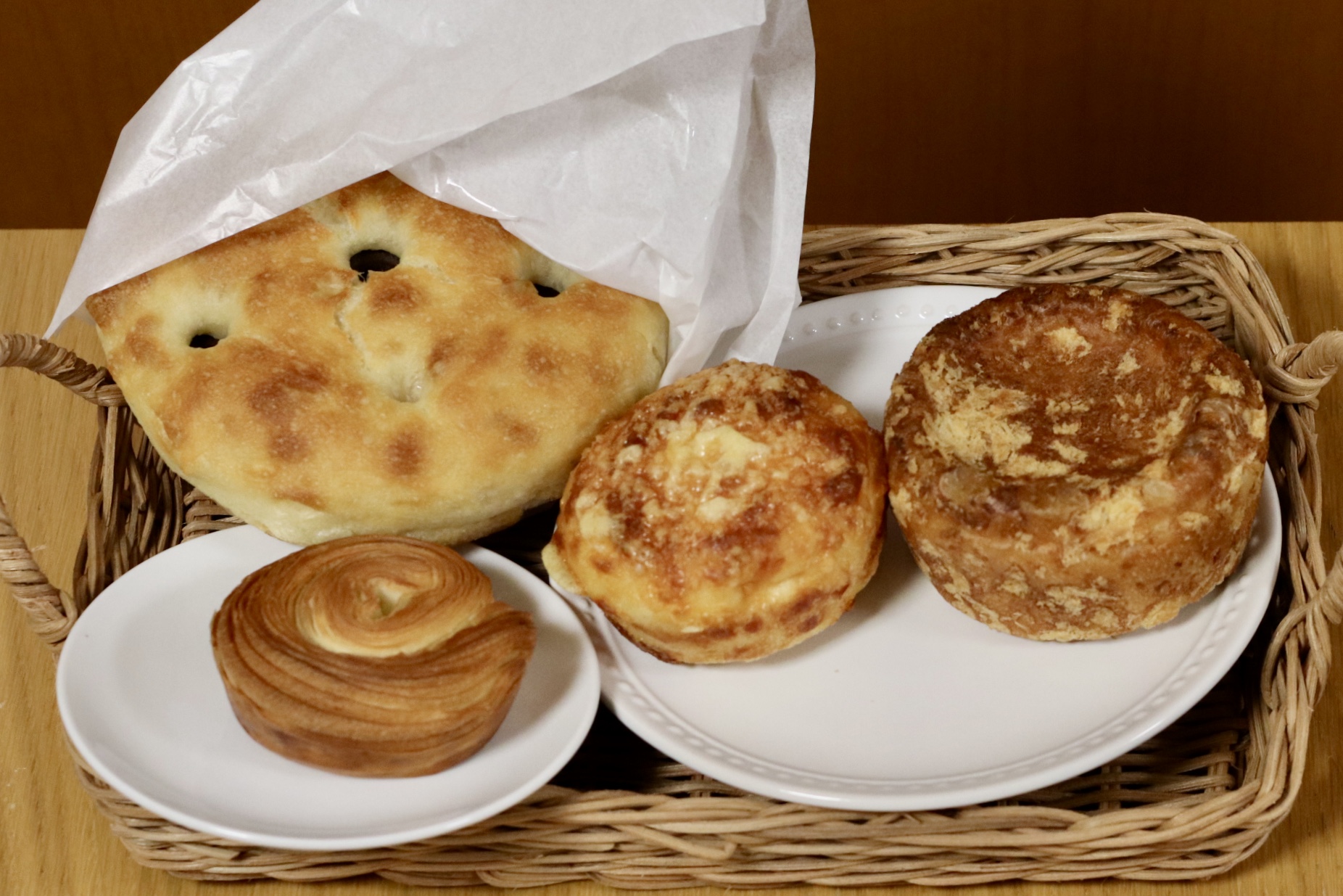 黄金｜種類豊富な鍋焼き丸型パンが大人気。海外のような運河沿いのおしゃれベーカリーカフェ