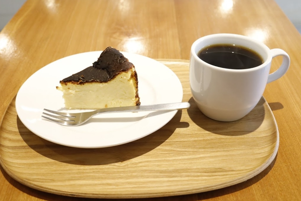 大須観音｜居心地のいい店内でほっと一息。路地裏のカフェでいただくクリーミーなバスクチーズケーキ