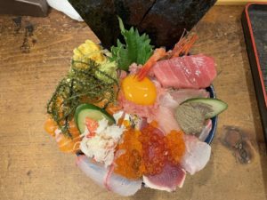 有松｜丼から溢れるほどお刺身がてんこ盛り！新鮮な海鮮丼が食べられる和食処