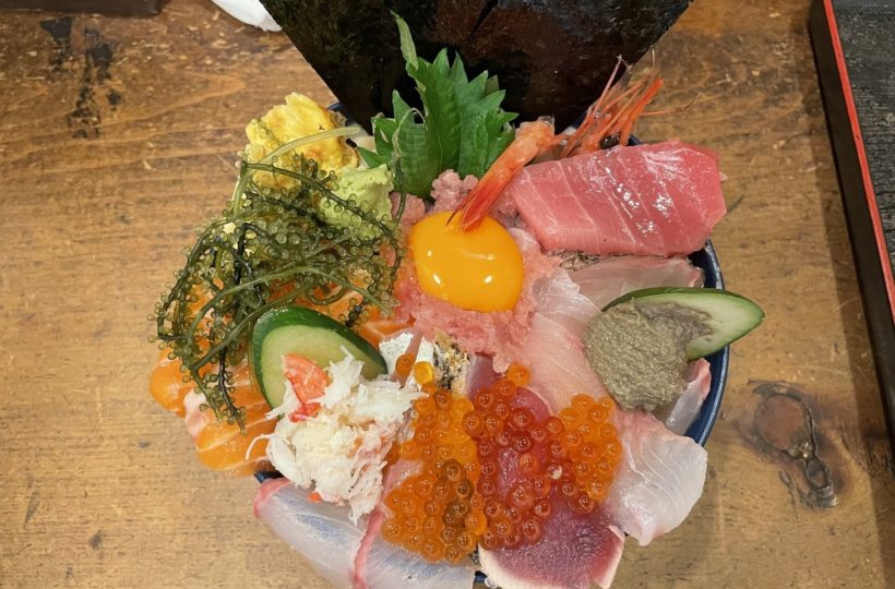 有松｜丼から溢れるほどお刺身がてんこ盛り！新鮮な海鮮丼が食べられる和食処