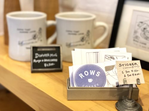国際センターのカフェ「ROWS COFFEE」は美しいグラデーションが映える美味しいラテが楽しめるカフェ