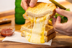 本山｜チーズが主役のサンドイッチ！滴り落ちるたっぷりチーズと共にランチタイムを満喫