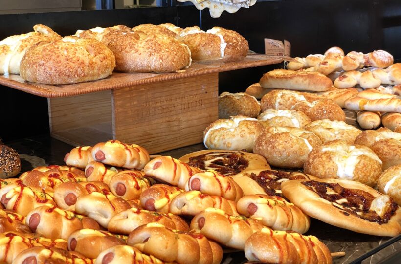 金城ふ頭｜テーマは「猫」♡種類豊富なパンとスイーツを楽しめる人気のベーカリーカフェ