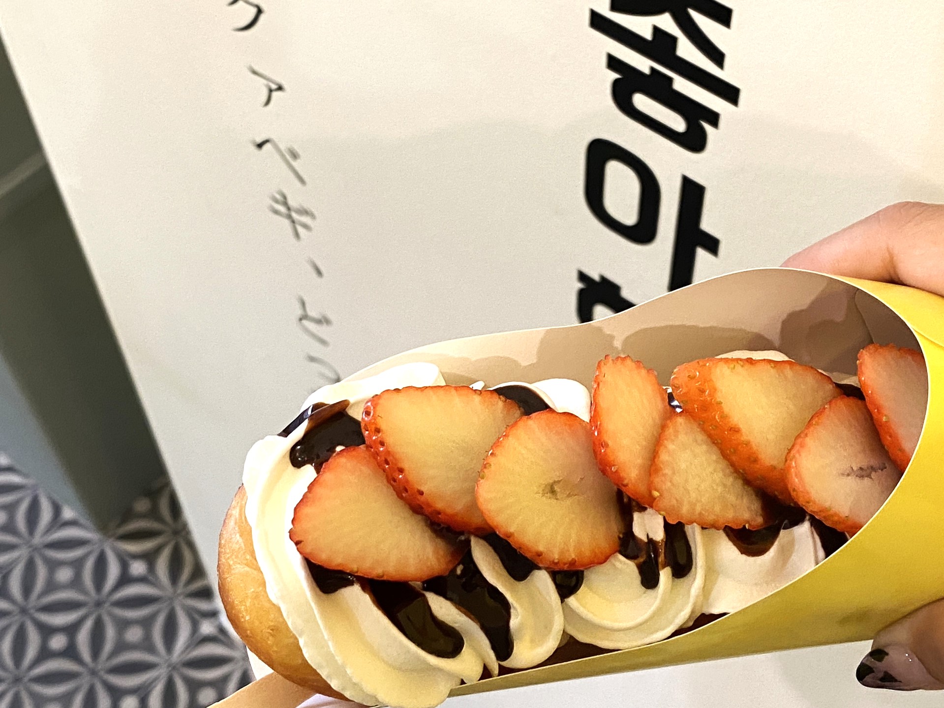 大須観音｜豊富なラインアップが魅力的♪ホイップ＆フルーツのデコレーションが可愛い韓国ドーナッツ