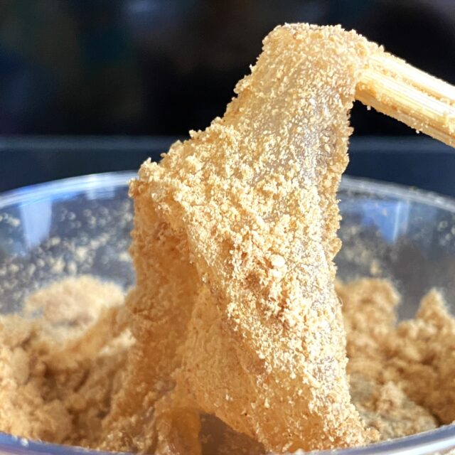 大須観音｜とろ～りやわらかな食感の秘密は“あの根菜”にあり！2種類のブレンドきな粉で食べるわらび餅