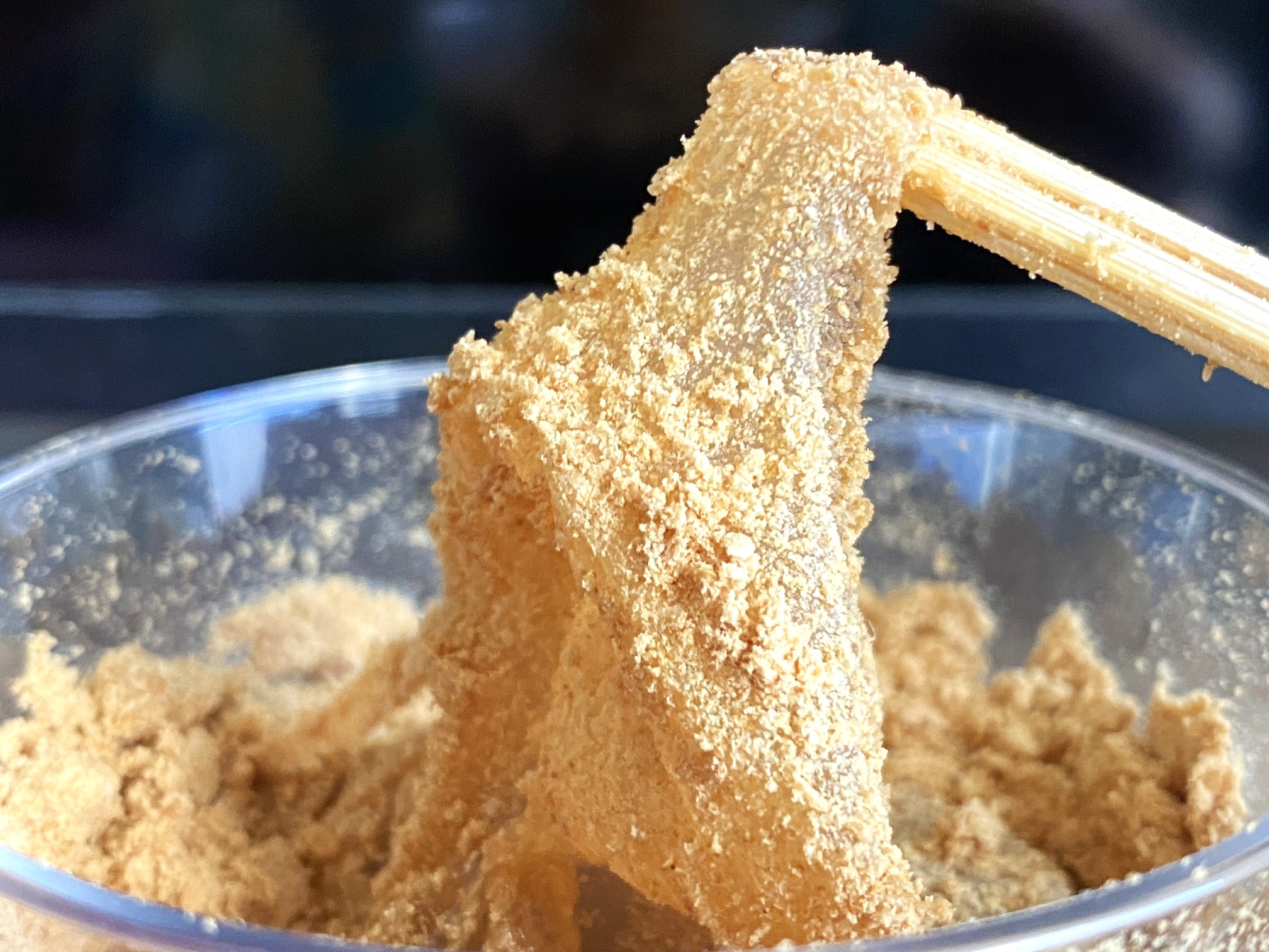 大須観音｜とろ～りやわらかな食感の秘密は“あの根菜”にあり！2種類のブレンドきな粉で食べるわらび餅