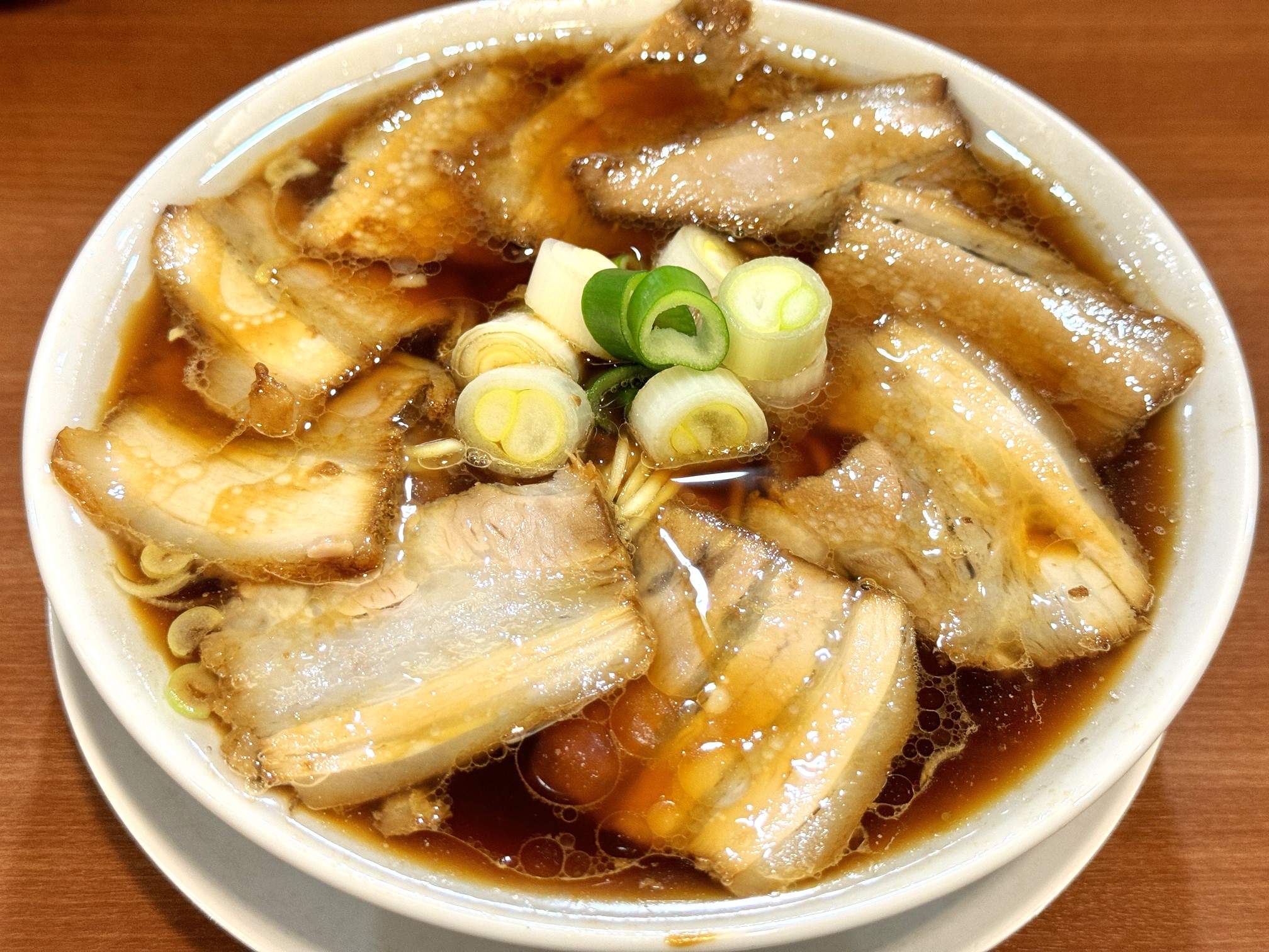 丸の内｜コクのある醤油味のスープは飲み干したくなる美味しさ！行列ができる人気の中華そば専門店