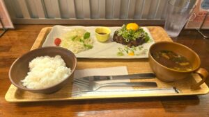 丸の内｜牛タンのごろっと食感と卵黄のコク。味変しながら楽しめる贅沢ハンバーグランチ！