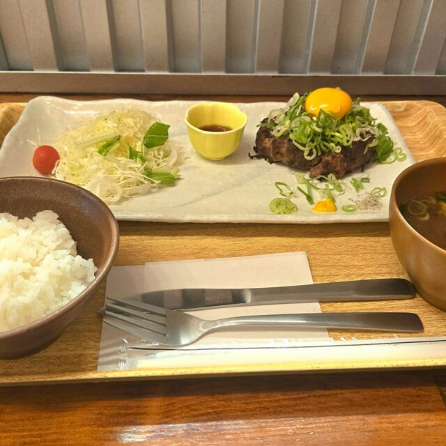 丸の内｜牛タンのごろっと食感と卵黄のコク。味変しながら楽しめる贅沢ハンバーグランチ！