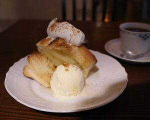 栄｜並んででも食べたい、熱々アップルパイとこだわりコーヒー。栄の名喫茶でとっておきの午後を