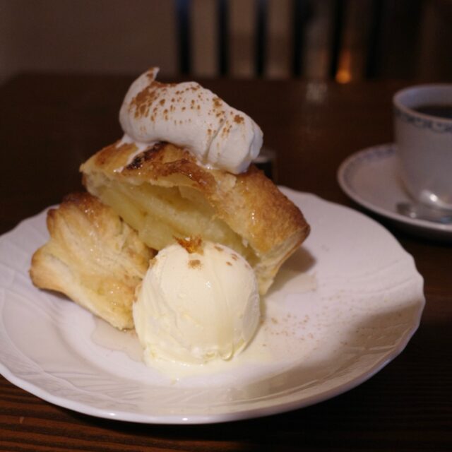 栄｜並んででも食べたい、熱々アップルパイとこだわりコーヒー。栄の名喫茶でとっておきの午後を