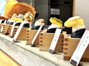 大須観音｜パクッと食べられるミニサイズが食べ歩きにぴったり♪豊富なラインアップの天ぷらを使った天むす専門店
