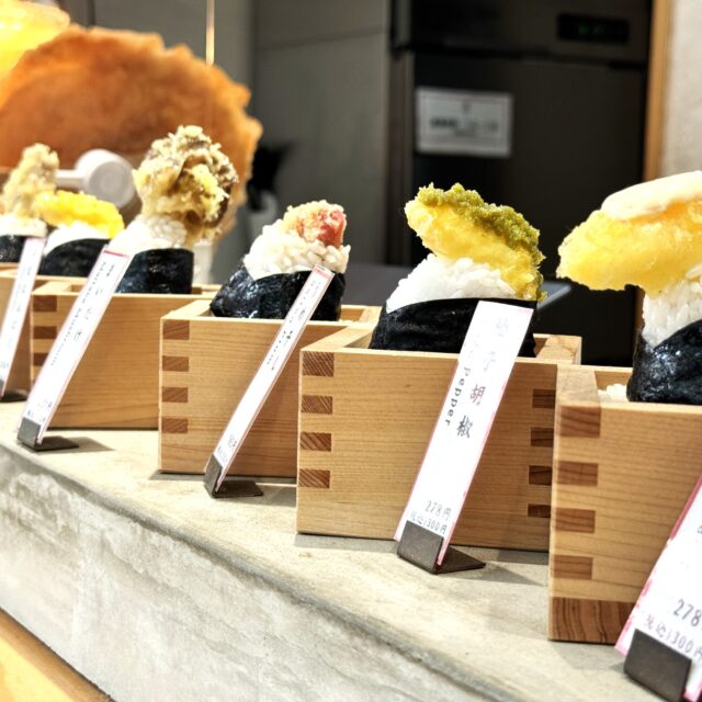 大須観音｜パクッと食べられるミニサイズが食べ歩きにぴったり♪豊富なラインアップの天ぷらを使った天むす専門店