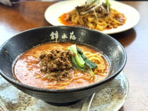 尼ケ坂｜スープを啜るレンゲが止まらない！人気四川料理店で食べる本場仕込みのピリ辛担々麺