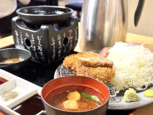 伏見｜京都発の牛カツ専門店！柔らかレアなサーロインカツと肉汁ジューシーなメンチカツを楽しめるランチ限定の豪華御膳