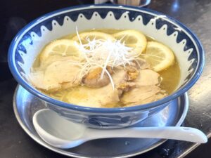 東大手｜油少なめだから罪悪感低め！塩中華そばにレモン＆鶏チャーシューのさっぱり感が美味しい鶏レモンラーメン