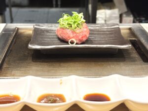 矢場町｜粗挽き肉のジューシーさとほとばしる肉汁はステーキ級♪買い物の合間に立ち寄れる“自分で焼く”ハンバーグ専門店