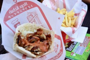 荒子川公園｜異国空間が楽しすぎる！ハラールショップ隣接のケバブ屋さん