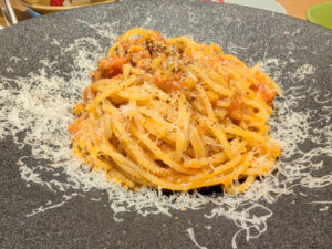 名駅｜アメリカの新聞で絶賛されたバーガーや自家製ボロネーゼなど、本格的なカルフォルニアの味が楽しめるレストラン