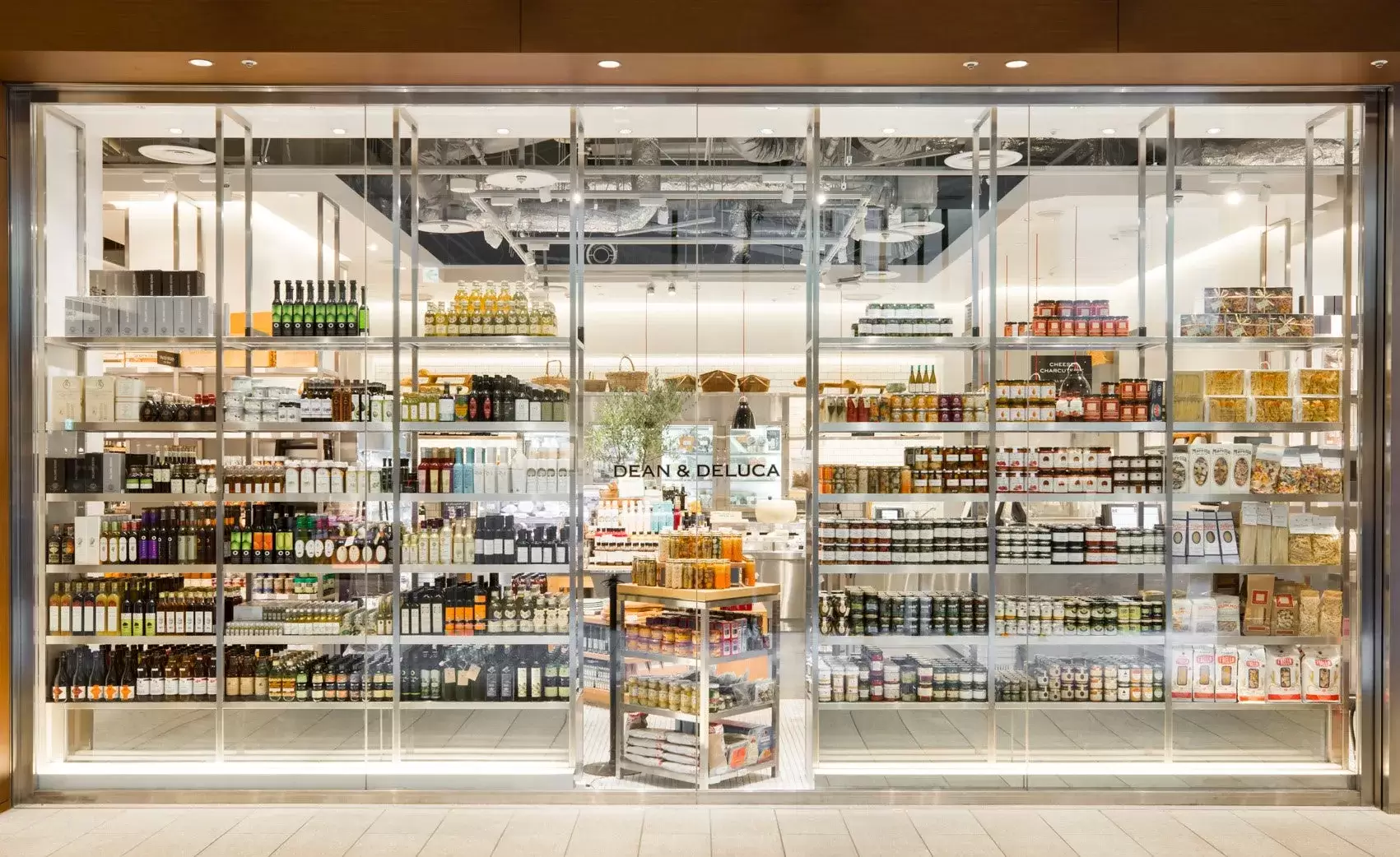 DEAN & DELUCAの店舗の正面玄関。棚には様々な食品が陳列されており、明るく開放的な雰囲気。