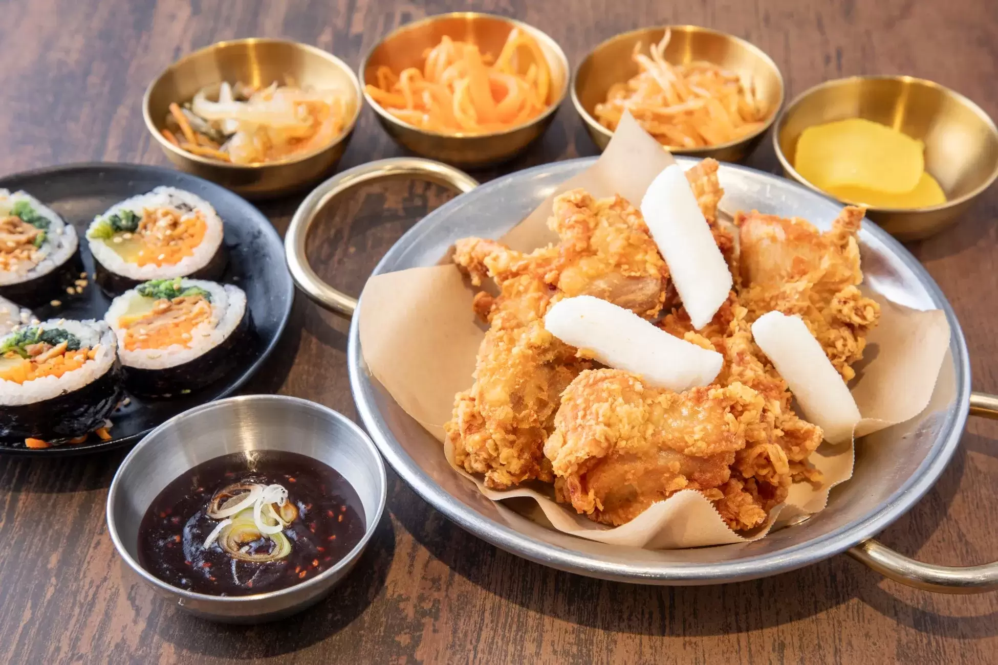 キンパ、フライドチキン、副菜