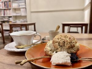 国際センター｜まるで隠れ家のような雰囲気。しっとりサクほろなスコーンとともに、ゆったりとした時間を過ごせるカフェ
