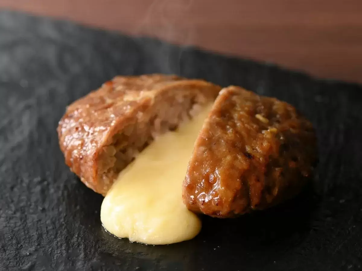 チーズがとろけるハンバーグのクローズアップ写真。