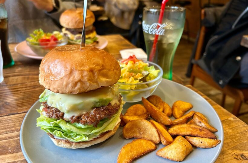 東別院｜遊び心あふれる店内で頬張る！ボリューム満点なハンバーガーの名店
