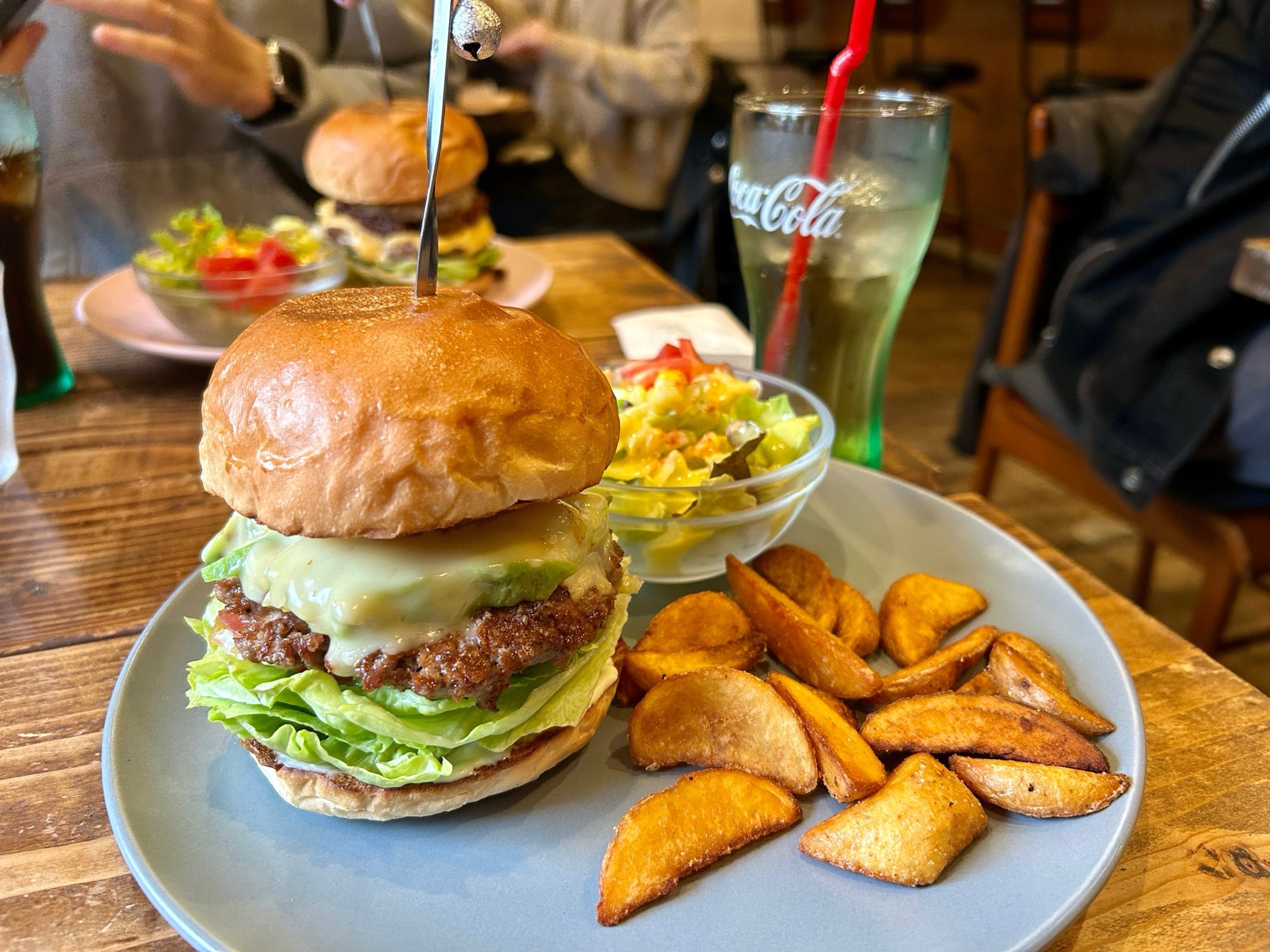 東別院｜遊び心あふれる店内で頬張る！ボリューム満点なハンバーガーの名店