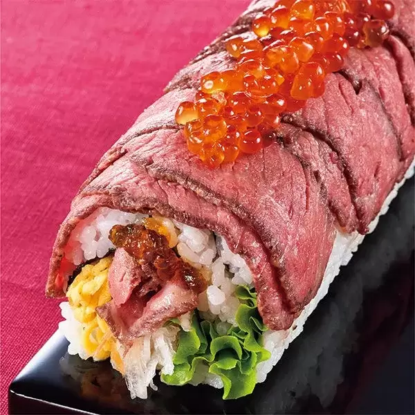 牛肉で巻かれた寿司