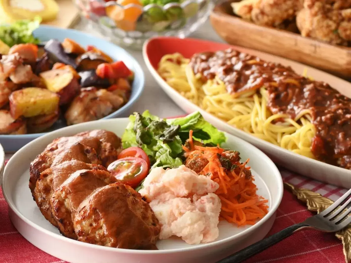 様々な料理がテーブルに並べられた写真。