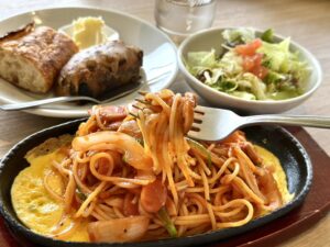 荒子｜焼き立てパンと自家焙煎珈琲を楽しめる大型ロースタリーカフェ