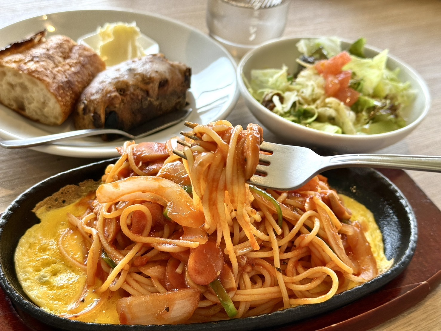 荒子｜焼き立てパンと自家焙煎珈琲を楽しめる大型ロースタリーカフェ