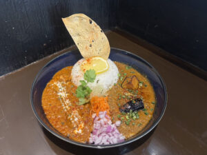 吹上｜一皿にたっぷりのスパイスの魅力を。王道から変わり種まで、多彩なスパイスカレーが楽しめるお店