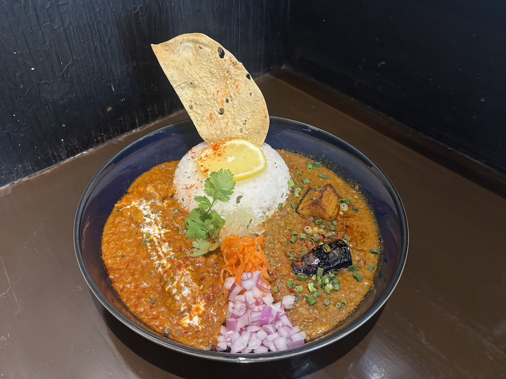 吹上｜一皿にたっぷりのスパイスの魅力を。王道から変わり種まで、多彩なスパイスカレーが楽しめるお店