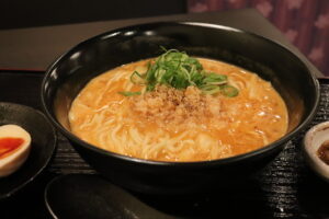 栄｜とろり濃厚な海老白湯スープが体に染みる！ゆったりした店内も魅力のラーメン屋