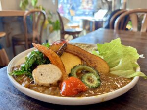 一社｜こだわりのスパイスは自社農園から。木の温もりに包まれた店内で、風味豊かなスパイスカレーが楽しめるお店