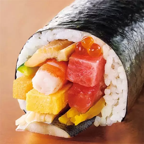 鮨よしたけ監修のイメージと思われる豪華な太巻き
