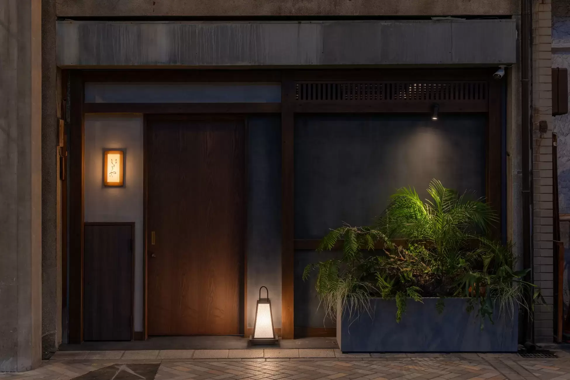 夜の居酒屋の外観