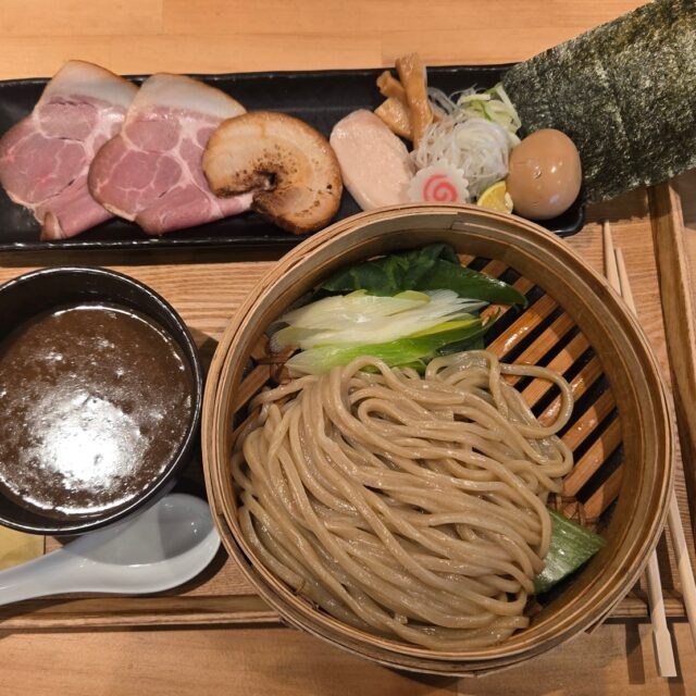 尾頭橋｜蒸籠から立ちのぼる湯気に誘われて。麺好きが並ぶ理由に迫る