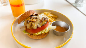 東山公園｜チーズソースかけ放題！食べごたえ満点のおしゃれなハンバーガー専門店