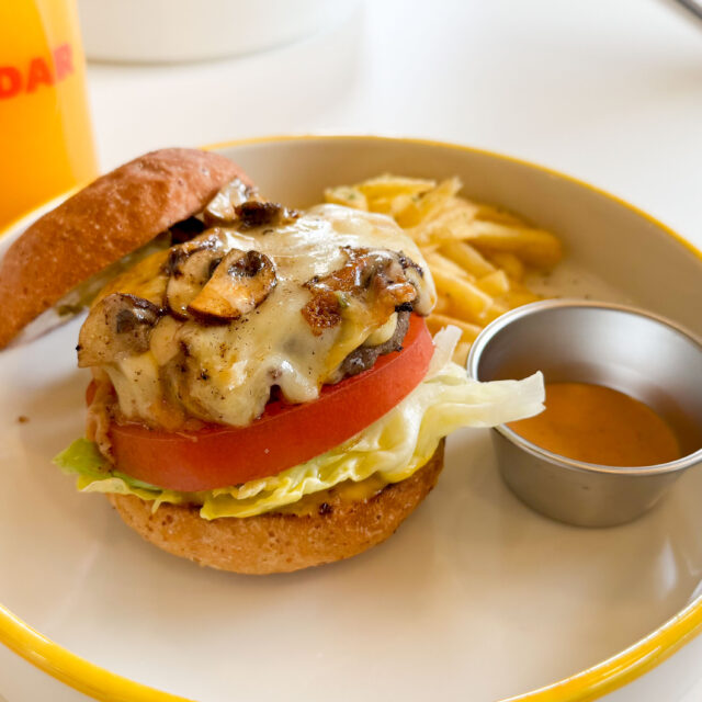 東山公園｜チーズソースかけ放題！食べごたえ満点のおしゃれなハンバーガー専門店