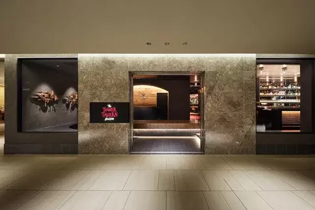 バーの入り口の画像です。入り口には「The Tower Tavern」と書かれた看板があり、店内が見えます。