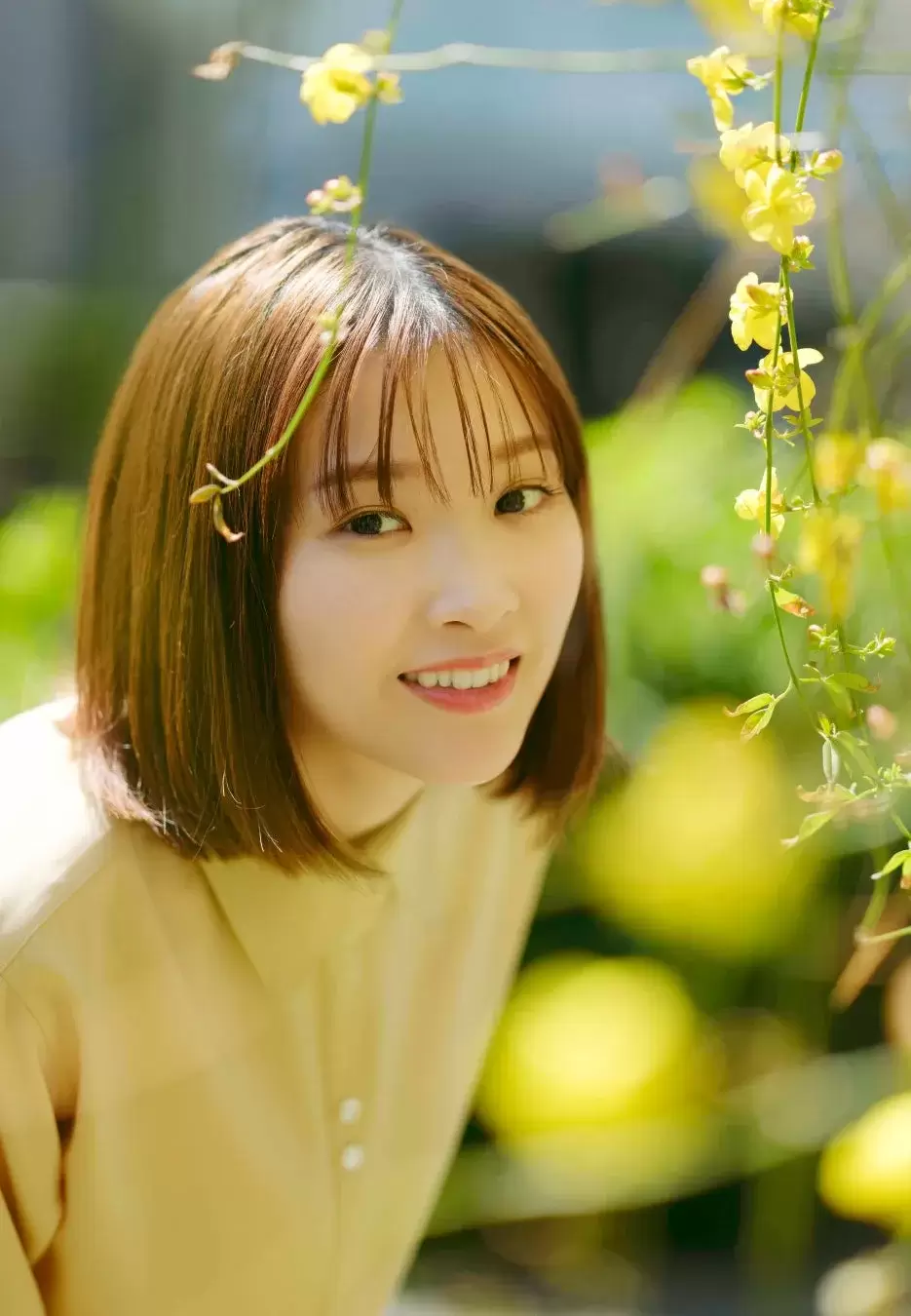 花に囲まれた女性のポートレート。