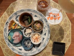 車道｜おばんざいから始まる、最高にご機嫌な夜。お酒とおばんざいが魅力の小料理屋